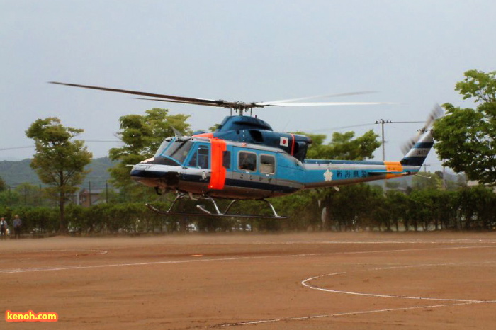グラウンドの着陸する交通安全ヘリコプーター