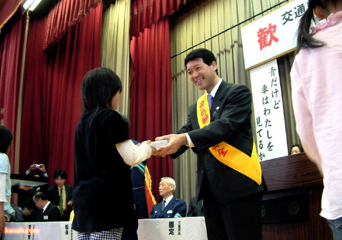 歓迎式で泉田知事から記念品の反射シール贈呈