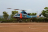 グラウンドの着陸する交通安全ヘリコプーター