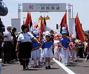 渡り初めを先導するきらきら保育園のマーチング