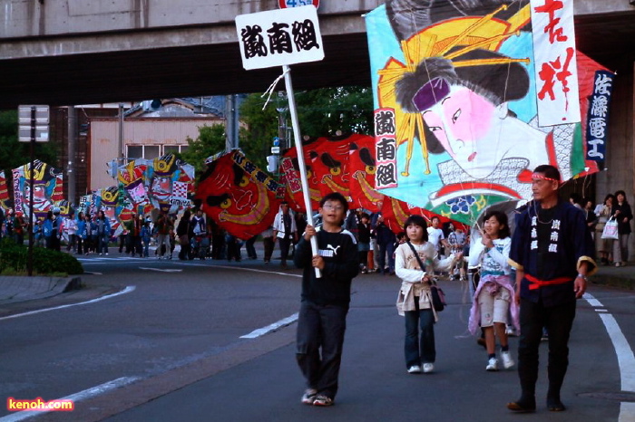 前夜祭の凧パレード