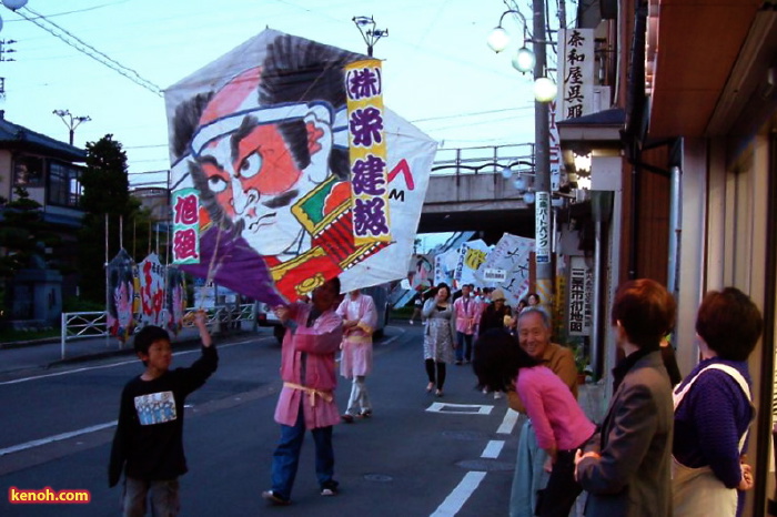 前夜祭の凧パレード