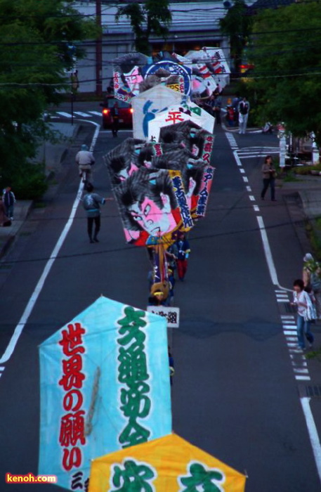 前夜祭の凧パレード