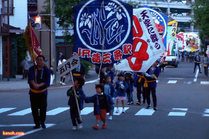 前夜祭の凧パレード