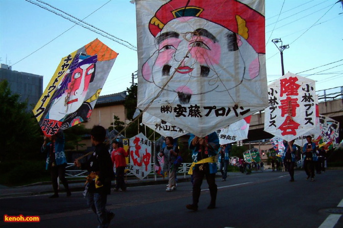 前夜祭の凧パレード