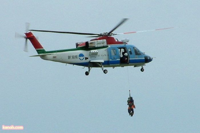 救助訓練、県の消防防災ヘリコプターで要救助を引き上げる