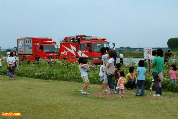 見学する市民