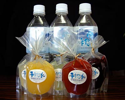 三条市のミネラルウォーター「千年悠水」(奥のペットボトル)を使って(株)ヤマトヤが製造する「千年悠水を使用したゼリー」(手前)