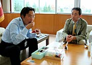 ヤマトヤの土屋社長(右)を前にさっそく試食する国定市長(左)