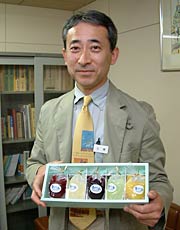 「千年悠水を使用したゼリー」を手にPRする土屋社長