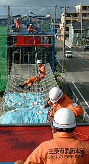 本部訓練場で練習を積む隊員