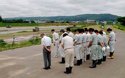 13日、三条市諏訪地内の破堤場所で県が行った7・13水害の犠牲者にささげる黙とう