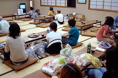 16日午後7時ころに20人余りが避難した吉田産業会館