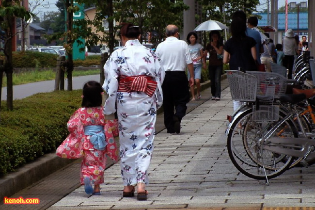 浴衣の母娘