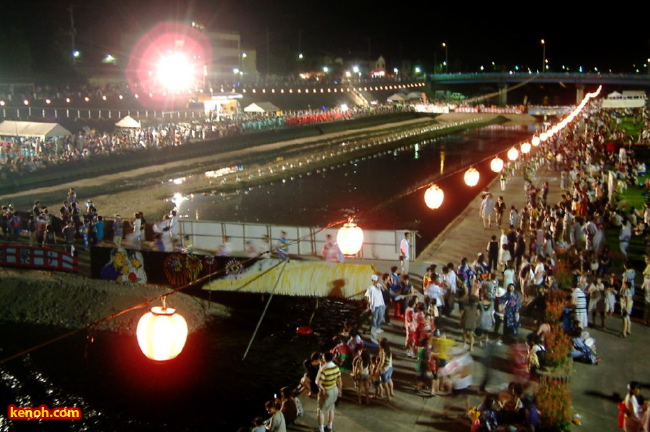 加茂川の諏訪橋と栄橋の間で大盆踊り大会