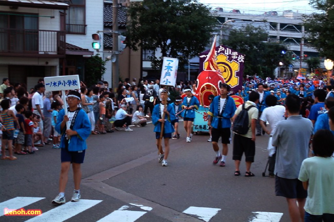 凧と凧ばやし踊りパレード