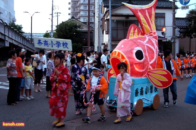 凧と凧ばやし踊りパレード