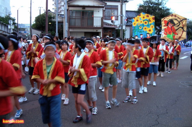 凧と凧ばやし踊りパレード