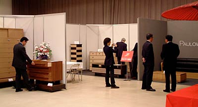 12、13の2日間、加茂市産業センターで開かれている2007「加茂桐たんす」見本市