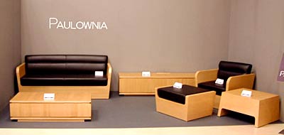 初公開となった加茂箪笥協同組合とデザイナー2人が共同開発した桐の家具「PAULOWNIA」