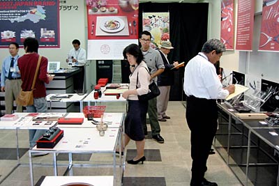 6日まで日本橋・にいがた館NICOプラザ#2で開かれている「2007JAPANブランド at 三条・燕・加茂」