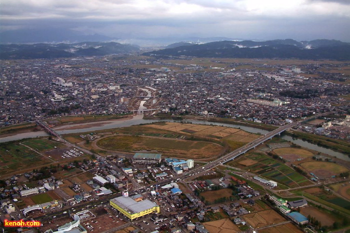 中央が競馬場跡地と五十嵐川と信濃川合流点