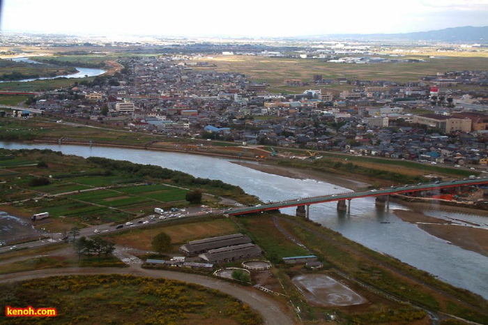 瑞雲橋、手前に三条競馬場跡地