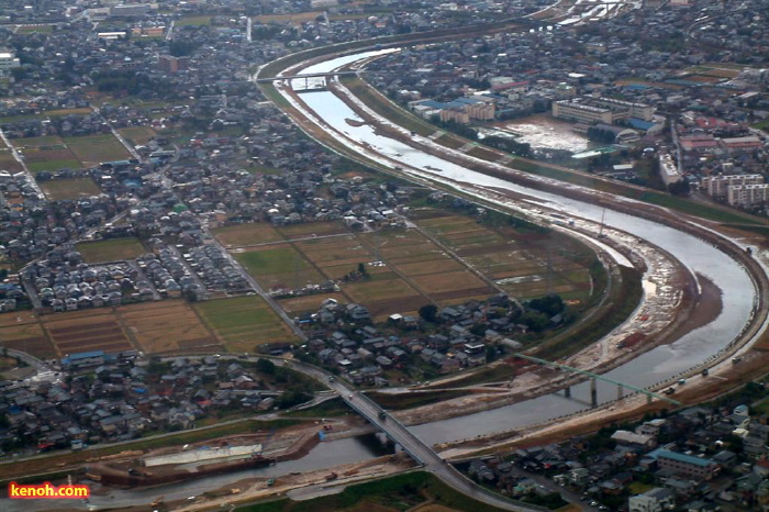 左、渡瀬橋。その右上方向が7・13水害の破堤現場