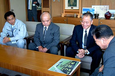 コメ80キロの寄付で燕市を訪れた左から燕市景観作物推進協議会の青柳事務長、堀田副会長、浜田副会長、そして小林市長