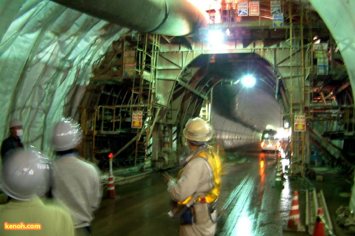 福島県側に向けて工事が進む8号トンネル内