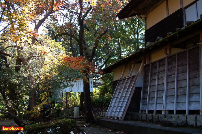 冬囲いの始まった諸橋鐵次記念館