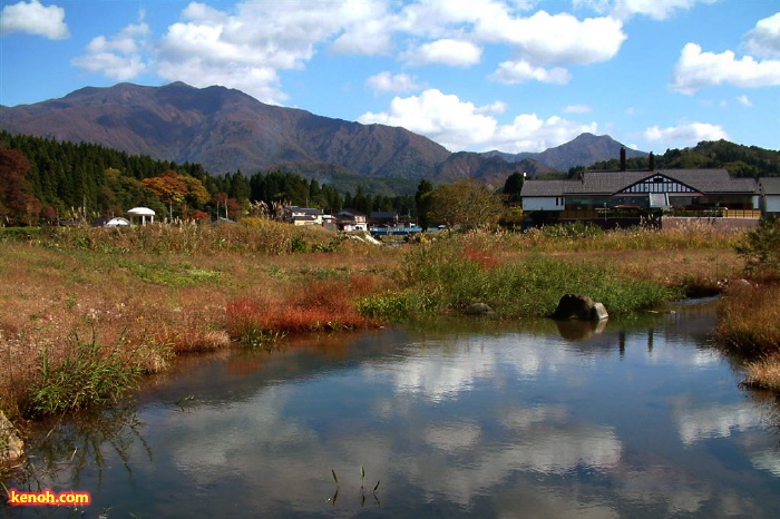八木ヶ鼻ふれあい園地から「いい湯らてい」と紅葉の山