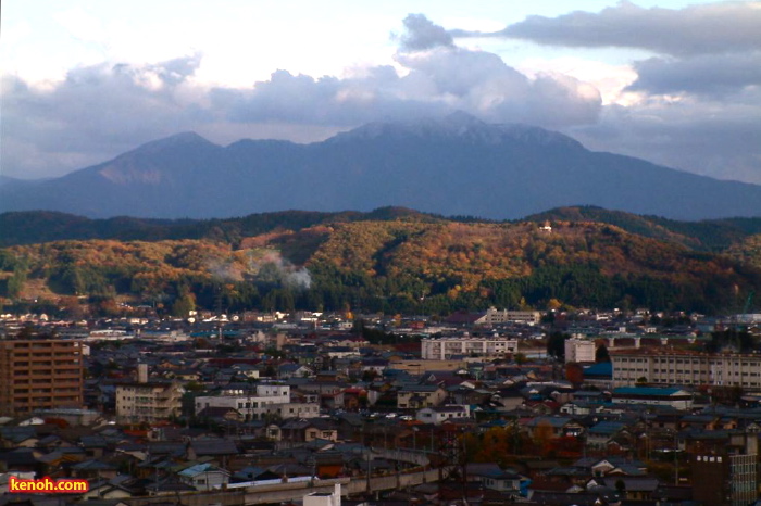 三条市・パルム2から紅葉の大崎山と初冠雪の粟ヶ岳