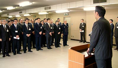 仕事納めの28日、三条市本庁舎で国定市長の年末のあいさつ