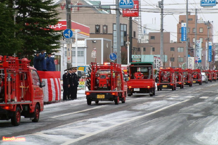 市中パレード、三条市役所前で観閲