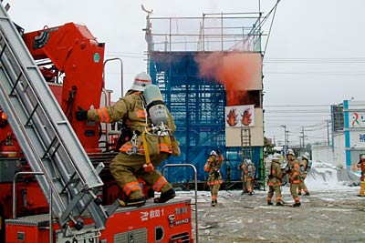 震度6強の地震を想定した高層建物総合訓練