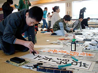 18日開かれた三条市青少年育成市民会議栄地区主催の2009親子文化活動栄書初席書大会