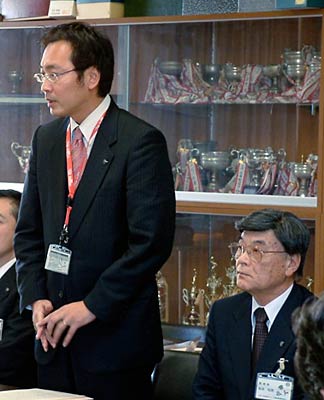 第三中学校区小中一貫教育推進協議会の冒頭、三条市内の小学校勤務主事の児童買春容疑での逮捕についてわびる三条市の国定市長(左)と松永教育長(右)