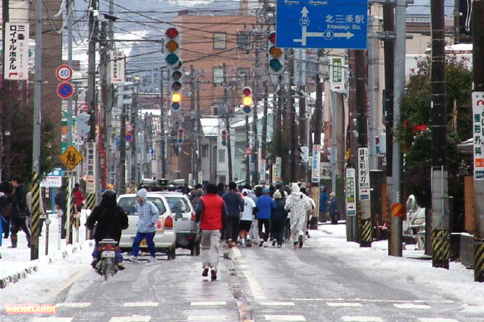 コースの第一産業道路にはシャーベット状の雪