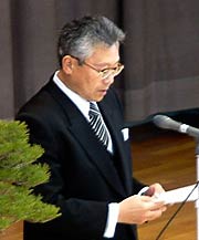式辞を述べる八幡校長