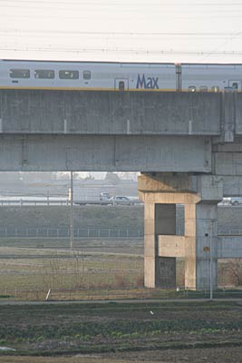 17日午後5時4分、三条市上須頃地内、上が上越新幹線、下が北陸自動車道