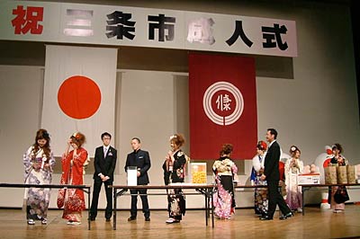 式典のあとは、これまでのお笑いトークに代えてドキドキ抽選会