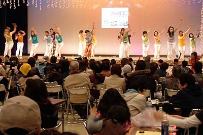 22日開かれた燕市合併3周年記念市民交流イベントのステージイベント