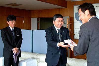 三条信用金庫が三条市にカーブミラー4基を寄付、左から三条信用金庫の牛腸職員会幹事長、西潟専務理事と国定三条市長