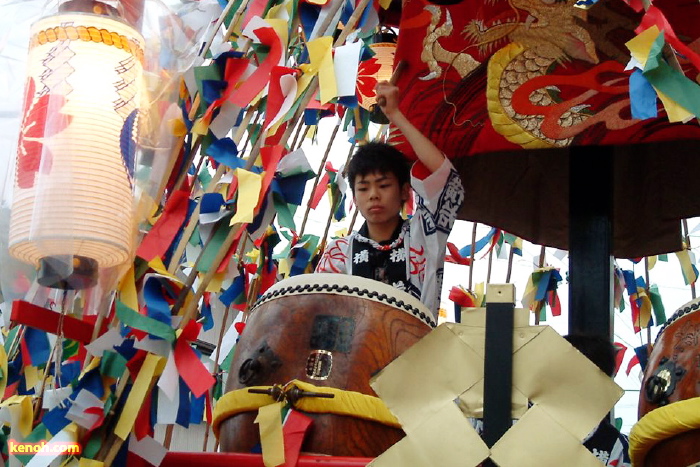 燕市・戸隠神社春季例大祭の宵宮、万灯