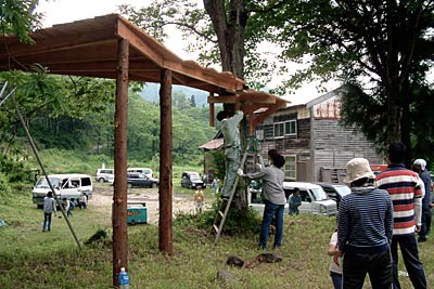 昨年5月に行ったツリーハウス作りのようす