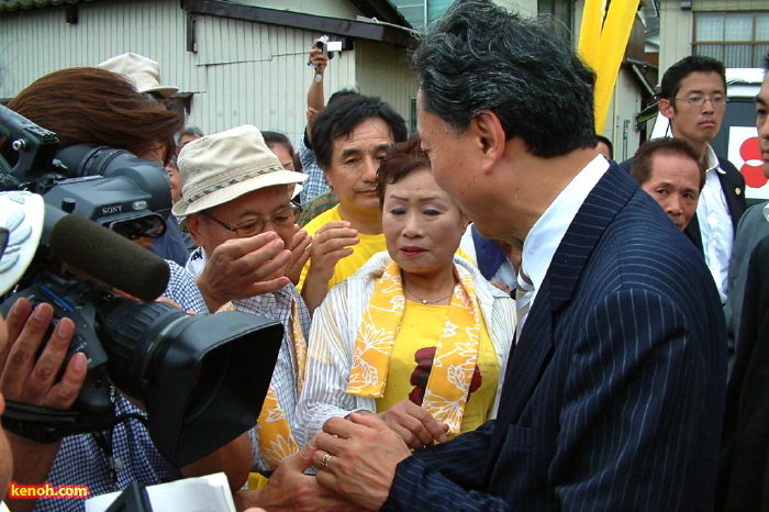 握手を求められてもみくちゃの鳩山代表 