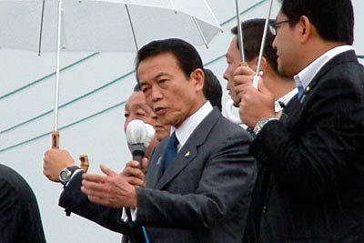 燕市のスーパー駐車場で演説する麻生首相