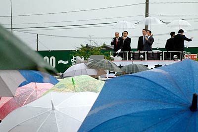 支持者の傘で埋め尽くされた会場