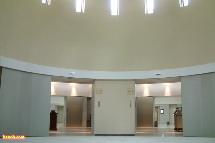 中央ホールから左右対称の告別室方向